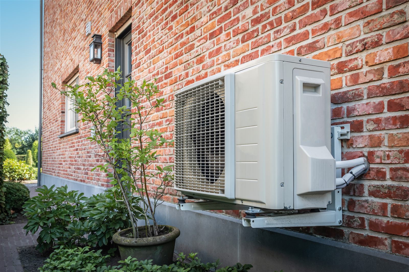 Unité extérieure de climatisation installée sur une maison